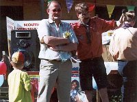 2001 90 jarig bestaan. Erelid Henk de Geeter en kleinzoon Bas