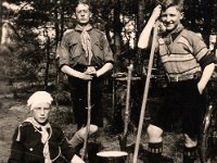 1922. V.l.n.r. XX, Henk Neuteboom en Anton Wanting. Henk is gesneuveld in Nederalnds-Indië. Anton kwam om in WO2. (archief Zwervers Assen)  1922. V.l.n.r. XX, Henk Neuteboom en Anton Wanting. Henk is gesneuveld in Nederalnds-Indië. Anton kwam om in WO2. (archief Zwervers Assen)