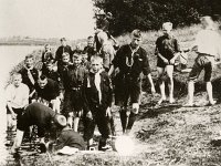 Zomerkamp Ommen, augustus 1924, borden wassen in de Vecht. (archief Zwervers, Assen)  Zomerkamp Ommen, augustus 1924, borden wassen in de Vecht. (archief Zwervers, Assen)