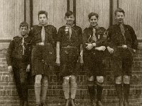 Oosterhoutstraat 1928, v.l.n.r. Duco Kan, Ab Lanschot, Deszö von Lossinczy, Wim Bothenius Lohman en G. VLieghuis. (archief Zwervers, Assen)  Oosterhoutstraat 1928, v.l.n.r. Duco Kan, Ab Lanschot, Deszö von Lossinczy, Wim Bothenius Lohman en G. VLieghuis. (archief Zwervers, Assen)