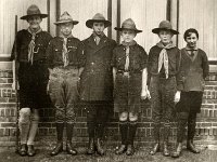 Oosterhoutstraat 1928. V.l.n.r. Nanno Hofstee, Udo Borgesius, Adje Bijl, Gerard Lammers, Jan Groothof en XX. (archief Zwervers Assen)  Oosterhoutstraat 1928. V.l.n.r. Nanno Hofstee, Udo Borgesius, Adje Bijl, Gerard Lammers, Jan Groothof en XX. (archief Zwervers Assen)