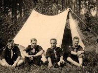 Zomerkamp voortrekkers Tongeren (bij Epe) 1931. V.l.n.r. Bertus Grasmeijer, Niek Haack, hopman J. van Haarts en Tjacko Hooghoudt. (archief Zwervers Assen)  Zomerkamp voortrekkers Tongeren (bij Epe) 1931. V.l.n.r. Bertus Grasmeijer, Niek Haack, hopman J. van Haarts en Tjacko Hooghoudt. (archief Zwervers Assen)