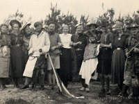 Pinksterkamp Hooghalen 1933, rimboespel met v.l.n.r. Ansje, Nel de Vos van Steenwijk, XX, Joop Postma, Geert Vlieghuis, XX, Gerard Lammers, Nel Jansen van Galen, XX, XX, Piet Hofstee. (archief Zwervers, Assen)  Pinksterkamp Hooghalen 1933, rimboespel met v.l.n.r. Ansje, Nel de Vos van Steenwijk, XX, Joop Postma, Geert Vlieghuis, XX, Gerard Lammers, Nel Jansen van Galen, XX, XX, Piet Hofstee. (archief Zwervers, Assen)
