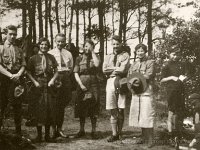 NPK Hooghalen 1935 met links Hans Suringar. Overige niet bekend. (archief Zwervers Assen)  NPK Hooghalen 1935 met links Hans Suringar. Overige niet bekend. (archief Zwervers Assen)