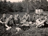 Zomerkamp Winterswijk 1939. Voor v.l.n.r. Grutterink, Jan Koops, Jan Meijer en Frits Seidel. Midden achter: Hans Suringar. (archief Zwervers Assen)  Zomerkamp Winterswijk 1939. Voor v.l.n.r. Grutterink, Jan Koops, Jan Meijer en Frits Seidel. Midden achter: Hans Suringar. (archief Zwervers Assen)