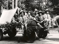Eerste optreden na de oorlog op Koninginnedag, 31 augustus 1945. V.l.n.r. Jacob Eleveld, Piet de Vries, Rob Brouwer, Gerard Hidskes, Fok de Groot en oubaas Jo Koekoek. (archief Zwervers Assen)  Eerste optreden na de oorlog op Koninginnedag, 31 augustus 1945. V.l.n.r. Jacob Eleveld, Piet de Vries, Rob Brouwer, Gerard Hidskes, Fok de Groot en oubaas Jo Koekoek. (archief Zwervers Assen)