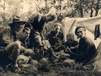 5 april 1947 v.l.n.r. Gerard Hidskes, Jan Smit, Henk Specht, Henk Jans, Rob Brouwer, Jan Weida en Henk van Lier Lels. (archief Zwervers Assen)  5 april 1947 v.l.n.r. Gerard Hidskes, Jan Smit, Henk Specht, Henk Jans, Rob Brouwer, Jan Weida en Henk van Lier Lels. (archief Zwervers Assen)