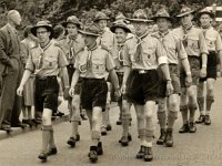 TT-mars, tweede helft jaren vijftig. Voorste rij v.l.n.r. Koos Westrup, Henk Vos en Albert van der Berg. (archief Zwervers Assen)  TT-mars, tweede helft jaren vijftig. Voorste rij v.l.n.r. Koos Westrup, Henk Vos en Albert van der Berg. (archief Zwervers Assen)