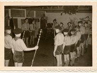 Troeplokaal Zwervers I omstreeks 1960 met de patrouilles Herten, Koekoeken en Vossen. Links voor: patrouille de Vossen, namen onbekend. Links achter: hopman Dick Faber (DiFa) en vaandrig Henk Thürkow (Turk). Rechts voor: patrouille de Koekoeken met v.l.n.r. Wim Germain (APL), Albert Keijser, XX, George Herfkens en Rense Karsten (PL). Rechts achter: patrouille de Herten met v.l.n.r. Sjoerd Cats (PL), Jan Oostra, Reinier van Oldenbeek, XX en Martin Hiemink (APL). (archief De Zwervers)  Troeplokaal Zwervers I omstreeks 1960 met de patrouilles Herten, Koekoeken en Vossen. Links voor: patrouille de Vossen, namen onbekend. Links achter: hopman Dick Faber (DiFa) en vaandrig Henk Thürkow (Turk). Rechts voor: patrouille de Koekoeken met v.l.n.r. Wim Germain (APL), Albert Keijser, XX, George Herfkens en Rense Karsten (PL). Rechts achter: patrouille de Herten met v.l.n.r. Sjoerd Cats (PL), Jan Oostra, Reinier van Oldenbeek, XX en Martin Hiemink (APL). (archief De Zwervers)