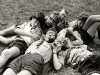 Zomerkamp Gees 1962. Vanaf midden voor met de klok mee: Dick Faber (hopman), Geert-Jan Joosten, Sjoerd Cats, Jan Oostra, Peter Weyer (Zw. 2), Rense Karsten. (archief Zwervers Assen)  Zomerkamp Gees 1962. Vanaf midden voor met de klok mee: Dick Faber (hopman), Geert-Jan Joosten, Sjoerd Cats, Jan Oostra, Peter Weyer (Zw. 2), Rense Karsten. (archief Zwervers Assen)