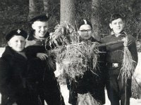 Leden van patrouille de Herten (Zwervers 1) met hun opdracht. Locatie: op het ijs op de sloot naast ijsclub 'Voorwaarts'. V.l.n.r. Lukie Hoogeboom, Martin Hiemink, Jan Oostra en Reinier (Pier) van Oldenbeek. (archief Zwervers Assen)  Leden van patrouille de Herten (Zwervers 1) met hun opdracht. Locatie: op het ijs op de sloot naast ijsclub 'Voorwaarts'. V.l.n.r. Lukie Hoogeboom, Martin Hiemink, Jan Oostra en Reinier (Pier) van Oldenbeek. (archief Zwervers Assen)