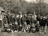 Horde Zwervers 1 omstreeks 1965 - 1970 op het veld voor het troeplokaal. Links achter gebouw ijsclub 'Voorwaarts'. Links Ineke Brinkman, midden Adrie de Vries, rechts Joop Diederik. (archief Zwervers Assen)  Horde Zwervers 1 omstreeks 1965 - 1970 op het veld voor het troeplokaal. Links achter gebouw ijsclub 'Voorwaarts'. Links Ineke Brinkman, midden Adrie de Vries, rechts Joop Diederik. (archief Zwervers Assen)