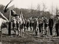 Vlaggenparade, jaren 1965 - 1970. V.l.n.r. bij de vlaggen: Evert Meertens, Jan Erkelens, XX en Pim Swart. Tussen Meertens en Erkelens: Frank Faber. Staand v.l.n.r. Adri de Vries, XX, Reinier van Oldenbeek, Leendert Erkelens, Hans Bandell, XX, Jan de Vries, Rense Karsten (met totem), XX, Fred Thürkow. (archief Zwervers Assen)  Vlaggenparade, jaren 1965 - 1970. V.l.n.r. bij de vlaggen: Evert Meertens, Jan Erkelens, XX en Pim Swart. Tussen Meertens en Erkelens: Frank Faber. Staand v.l.n.r. Adri de Vries, XX, Reinier van Oldenbeek, Leendert Erkelens, Hans Bandell, XX, Jan de Vries, Rense Karsten (met totem), XX, Fred Thürkow. (archief Zwervers Assen)