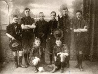 V.l.n.r. Piet Hofstee, Jurre Hakkert, Eljo Roelof, Wim Borgesius, Sip Suichies, Cor Talsma. Zittend: Henk Kloos en Henk Smit. (archief Zwervers Assen)  V.l.n.r. Piet Hofstee, Jurre Hakkert, Eljo Roelof, Wim Borgesius, Sip Suichies, Cor Talsma. Zittend: Henk Kloos en Henk Smit. (archief Zwervers Assen)