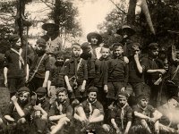 Horde met 2 totems. Staand v.l.n.r. XX, Tonnie Breedveld, Tine Kingma Boltjes, XX, Ruud Snethlast, XX, akela Vastenou-Trost, Albert ten Oever, XX, Geert Vlieghuis, Henk Moed, XX, XX. Zittend v.l.n.r. Dries de Geeter, XX, Salco van Staveren, Tom Vos, Pé Nauta, XX, XX. (archief Zwervers Assen)  Horde met 2 totems. Staand v.l.n.r. XX, Tonnie Breedveld, Tine Kingma Boltjes, XX, Ruud Snethlast, XX, akela Vastenou-Trost, Albert ten Oever, XX, Geert Vlieghuis, Henk Moed, XX, XX. Zittend v.l.n.r. Dries de Geeter, XX, Salco van Staveren, Tom Vos, Pé Nauta, XX, XX. (archief Zwervers Assen)