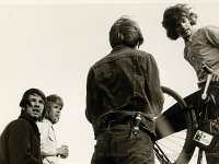 Zomerkamp 't Harde. Lekke band. Links Roelof Schriemer, rechts Wim Tuitel. (archief Zwervers Assen)  Zomerkamp 't Harde. Lekke band. Links Roelof Schriemer, rechts Wim Tuitel. (archief Zwervers Assen)