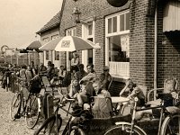 Zomerkamp Ommen. Rustmoment onderweg. V.l.n.r. voorste groep: Albert Keijser, Bert Struyvé, XX, Frank Faber. Midden (leiding): Hans van de Velde (Hasse), Dick Faber en Tjerk Koops. Achter: Jan Oostra, Leendert Erkelens, Lukie Hoogeboom, George Herfkens, Martin Hiemink, Joop Diederik, Betty Stevens, Luuk Oostra en (staand) Hielke Zingstra. (archief Zwervers Assen)  Zomerkamp Ommen. Rustmoment onderweg. V.l.n.r. voorste groep: Albert Keijser, Bert Struyvé, XX, Frank Faber. Midden (leiding): Hans van de Velde (Hasse), Dick Faber en Tjerk Koops. Achter: Jan Oostra, Leendert Erkelens, Lukie Hoogeboom, George Herfkens, Martin Hiemink, Joop Diederik, Betty Stevens, Luuk Oostra en (staand) Hielke Zingstra. (archief Zwervers Assen)