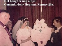 1961 Het huwelijkscadeau van de groep. Aangeboden door hopman Zonnevijlle