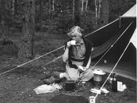1960 zomer - Nynke Metz voor de tent - coll. NM  Nynke Metz in de zomer van 1960 tijdens het Zigeunerkamp op het Wespennest in Eerde, een echt NPG-terrein.